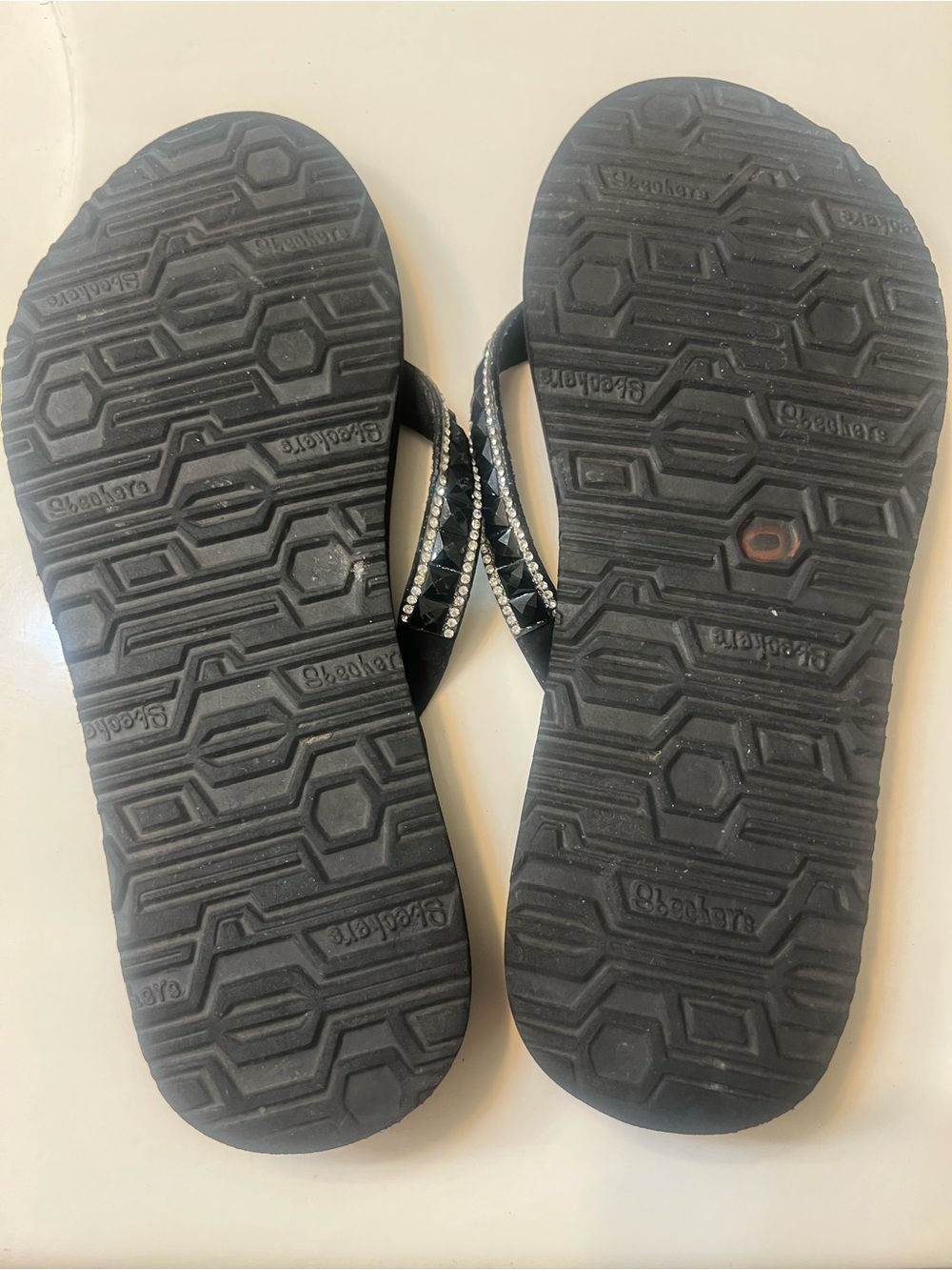Like new Skechers Women's Black Yoga Foam Rhinestone comfortable Flip Flops Sz 8 - Picture 3 of 3